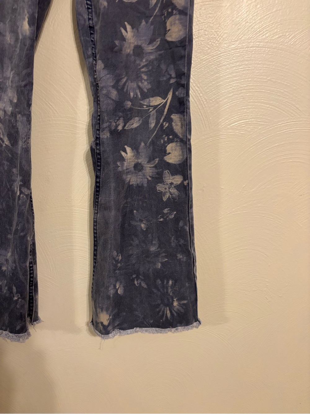Free People We The Free 30 Floral Flare Jeans Raw Hem - Picture 9 of 10